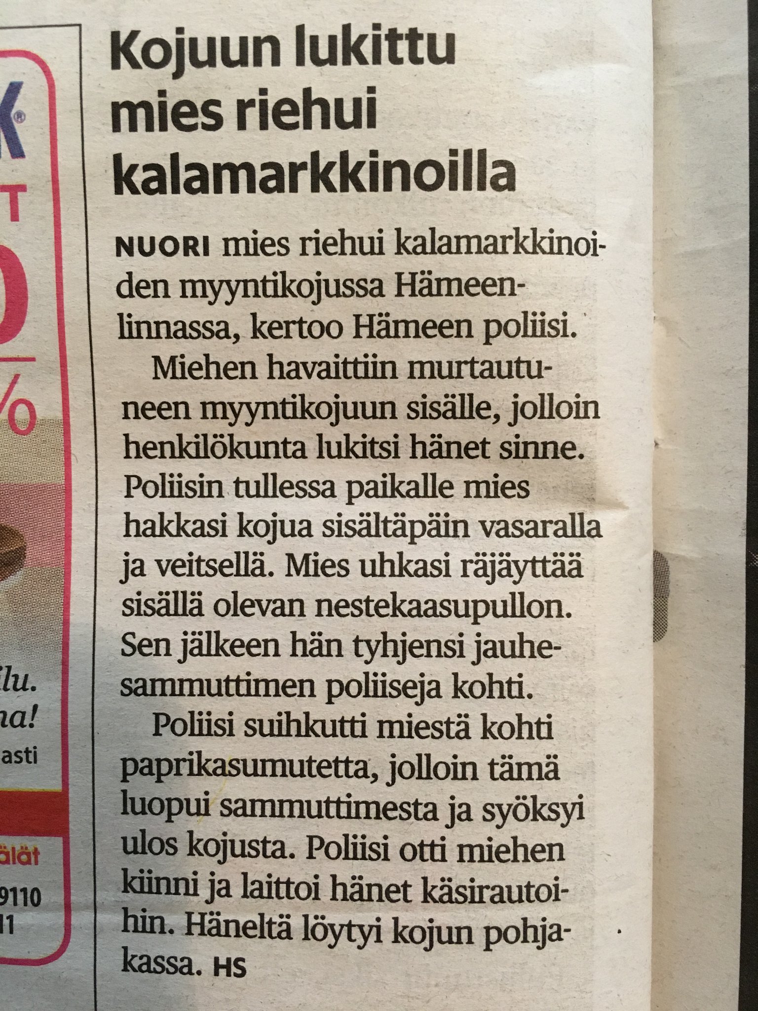 Nuori mies riehui kalamarkkinoilla
